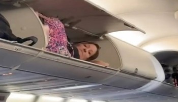 ہوائی جہاز میں سامان رکھنے کی جگہ پر مسافر خاتون نے اپنا بستر لگا لیا