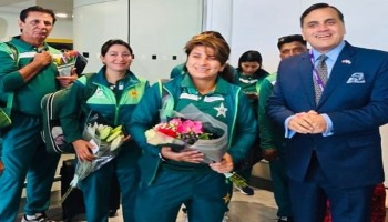 پاکستانی ویمن کرکٹ ٹیم دورے پر برطانیہ پہنچ گئی